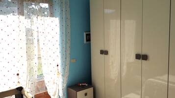 2 habitaciones, tabla de planchar con plancha, wifi y ropa de cama
