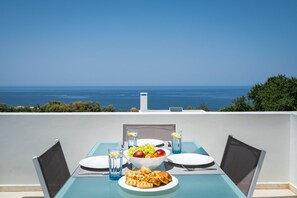 Outdoor dining - Basilico villa,Relaxation in luxury,seaview&private pool,near beach&all you need (PANORMOS RETHYMNO CRETE GREECE )