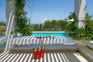 A white pergola with a pool, surrounded by greenery. - Basilico villa,Relaxation in luxury,seaview&private pool,near beach&all you need (PANORMOS RETHYMNO CRETE GREECE)