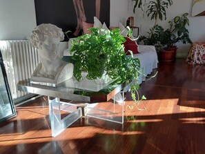 2 soverom, safe på rommet, strykejern/-brett og reiseseng for barn