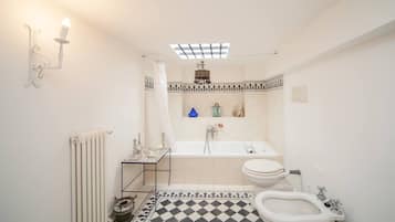 Combinazione doccia/vasca, asciugacapelli, bidet, asciugamani