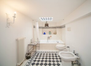 Ensemble douche/baignoire, sĂšche-cheveux, bidet, serviettes fournies