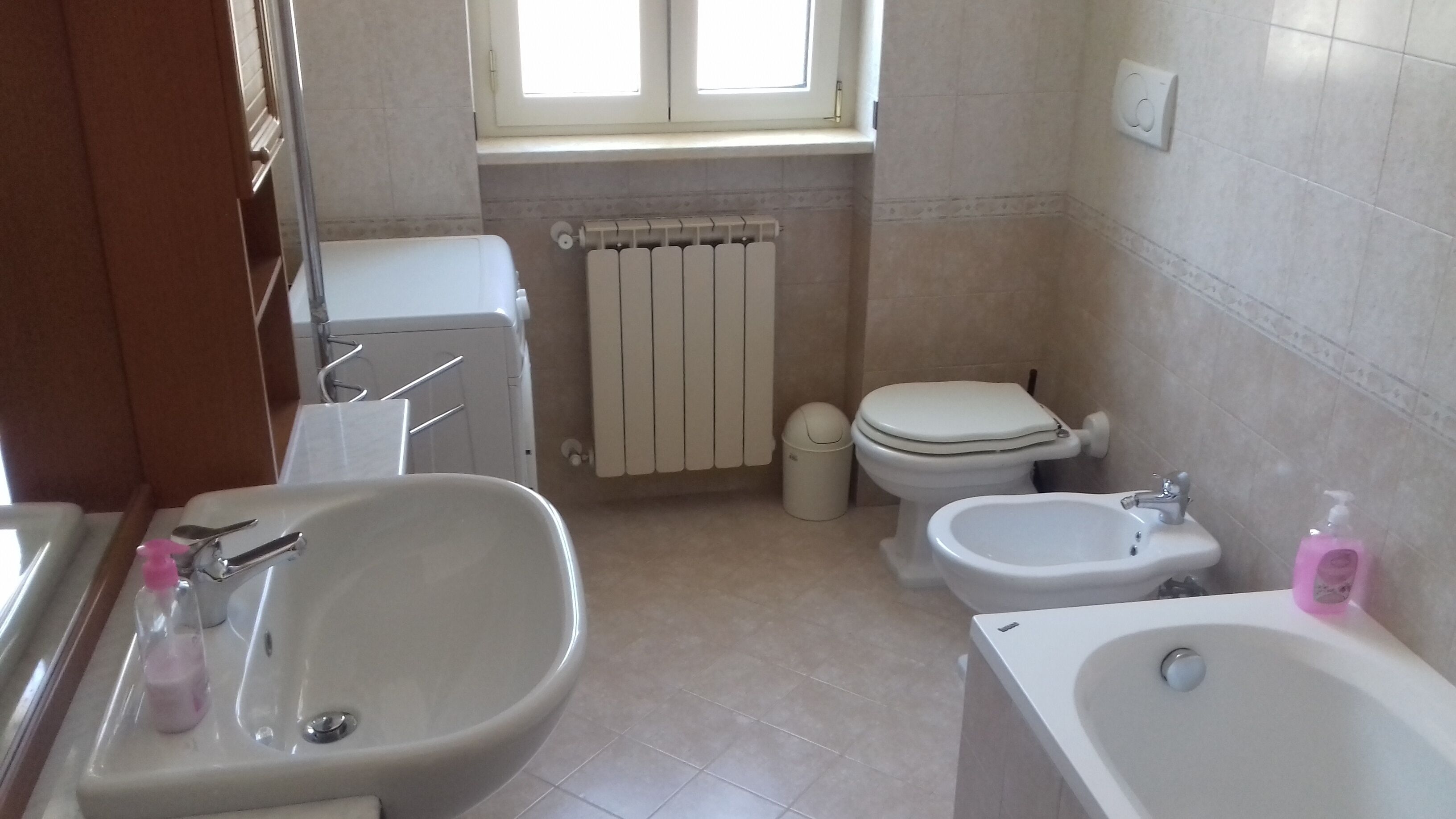 Ensemble douche/baignoire, sèche-cheveux, bidet, serviettes fournies