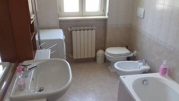 Ensemble douche/baignoire, sèche-cheveux, bidet, serviettes fournies