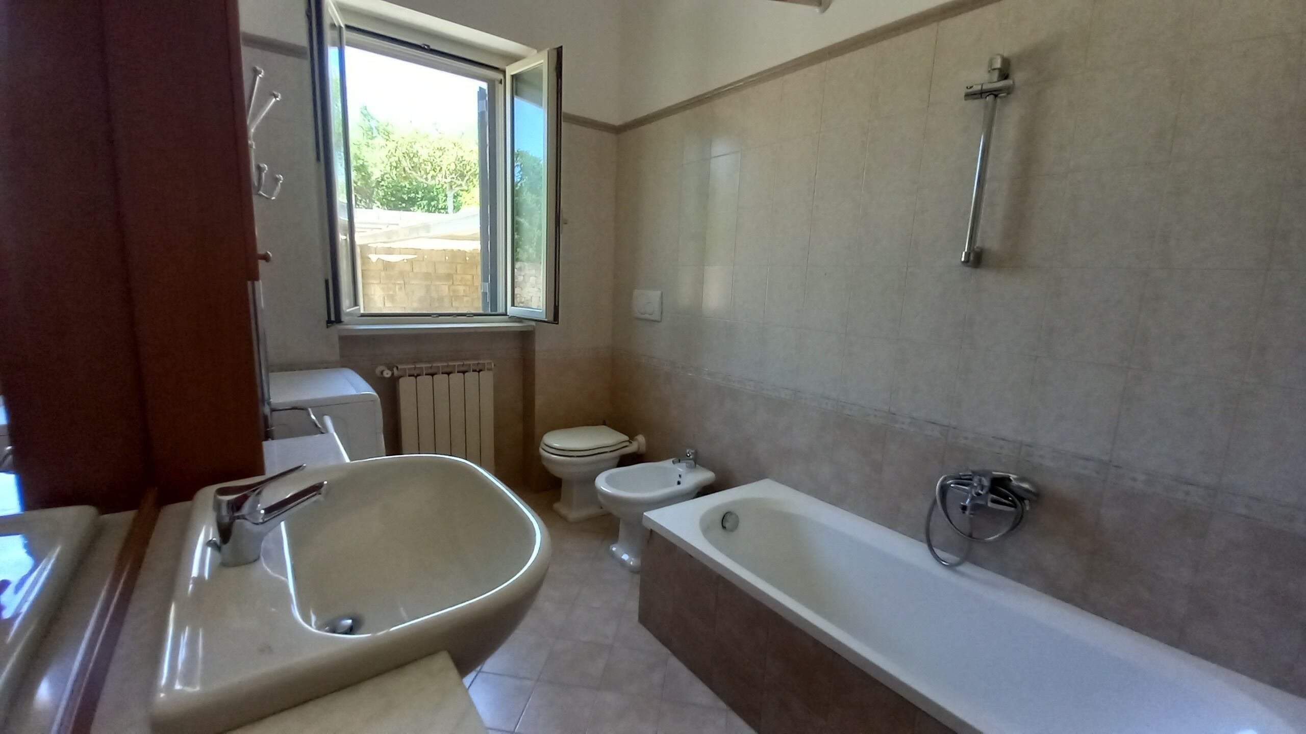 Duschwanne, Haartrockner, Bidet, Handtücher