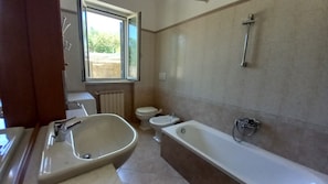 Duschwanne, Haartrockner, Bidet, Handtücher