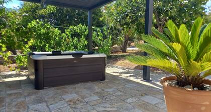 Steinvilla mitten in der apulischen Landschaft und wenige Kilometer vom Meer entfernt.