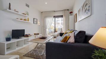 Een smart-tv en boeken