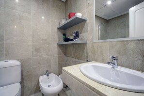 Combinazione doccia/vasca, vasca idromassaggio, asciugacapelli, bidet