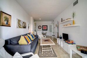 Smart TV, books - Puerto de la Duquesa, beachfront and direct access to the pool! (Malaga)