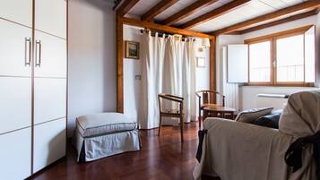 2 bedrooms, desk, iron/ironing board, WiFi