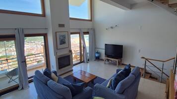 TV, fireplace