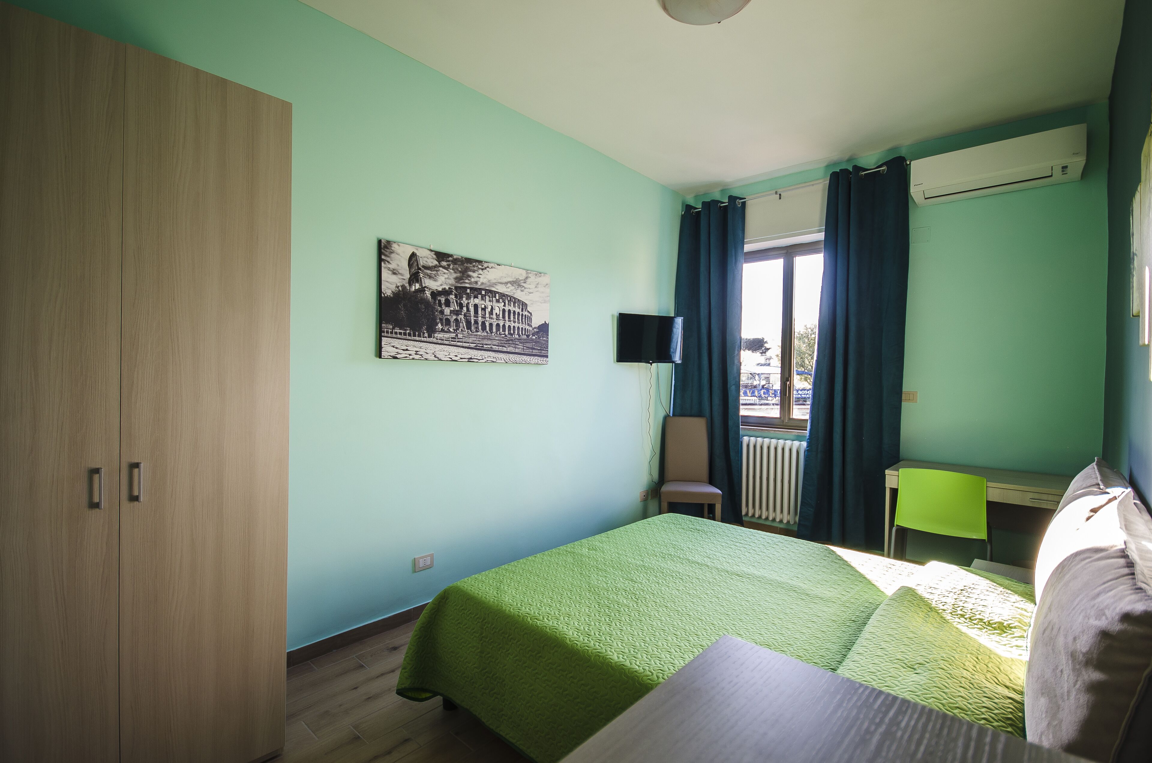 4 chambres, bureau, chambres insonorisées, fer et planche à repasser