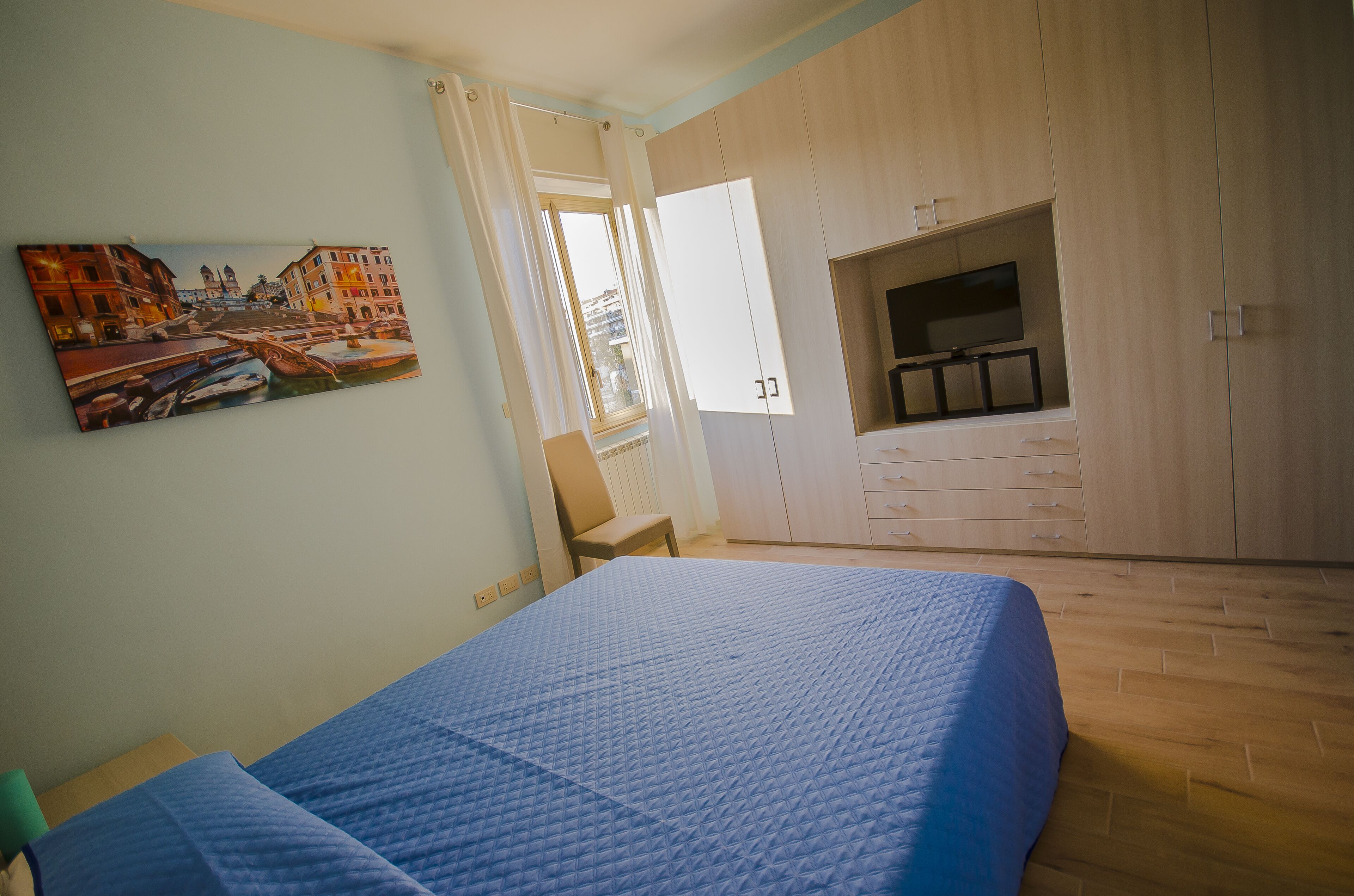 4 chambres, bureau, chambres insonorisées, fer et planche à repasser