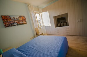 4 chambres, bureau, chambres insonorisées, fer et planche à repasser