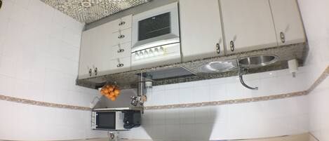 Frigorífico, microondas, horno y placa de cocina