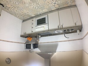 冷蔵庫、電子レンジ、オーブン、コンロ