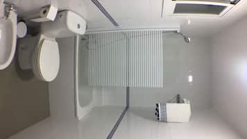 Een bad/douchecombinatie, een haardroger, een bidet, handdoeken