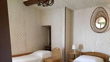 6 habitaciones, tabla de planchar con plancha, wifi y ropa de cama