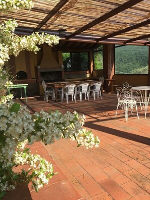 Outdoor dining - antique villa 1200 "torre agli alberi" (firenze / rufina)