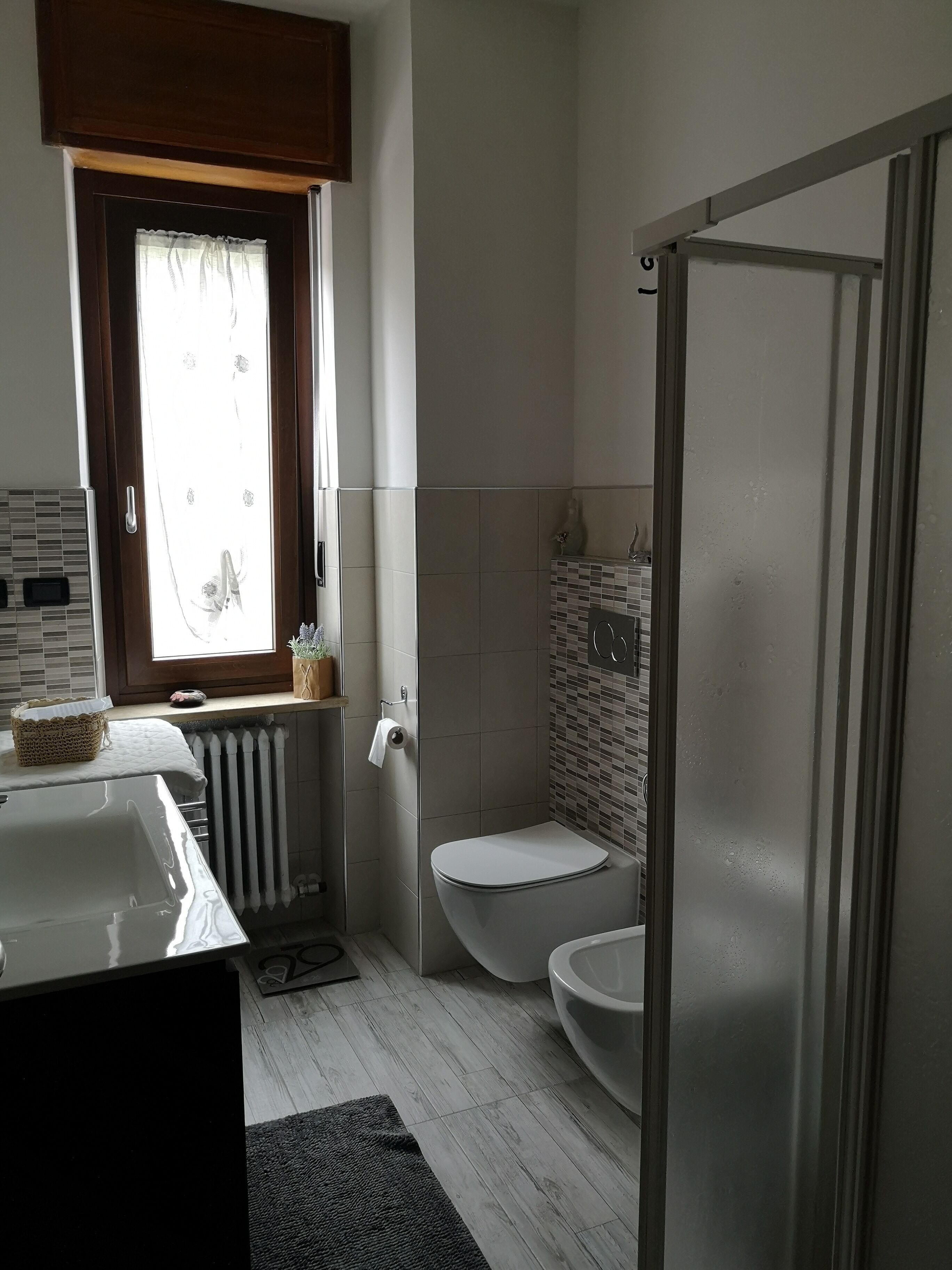 Ein modernes Badezimmer mit Dusche, Toilette und Waschbecken.