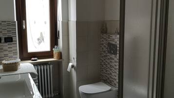 Ein modernes Badezimmer mit Dusche, Toilette und Waschbecken.