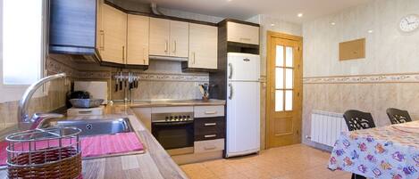 冷蔵庫、電子レンジ、オーブン、コンロ