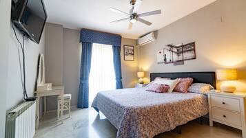 3 slaapkamers, een bureau, een strijkplank/strijkijzer, reisbedje