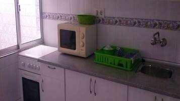 Refrigerador, microondas, horno y cafetera y tetera