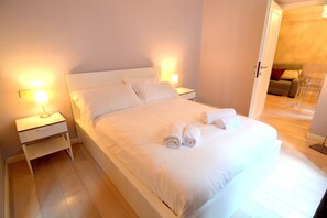Luxe appartement, kitchenette | Luxe beddengoed, donsdekens, een bureau, geluiddichte muren