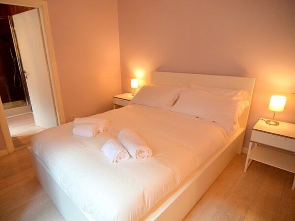Luxe appartement, kitchenette | Luxe beddengoed, donsdekens, een bureau, geluiddichte muren