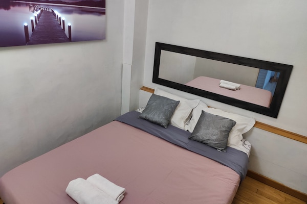 2 Schlafzimmer, Schreibtisch, schallisolierte Zimmer