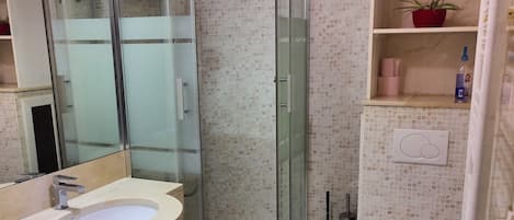 Douche, séchoir à cheveux, serviettes fournies, papier de toilette