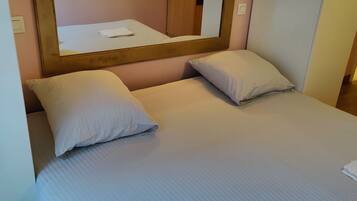 2 chambres, bureau, chambres insonorisées, fer et planche à repasser