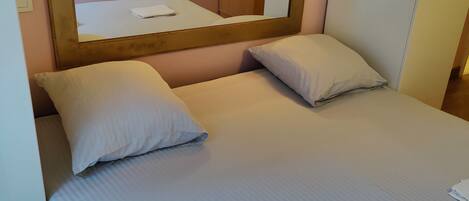 2 sovrum, skrivbord, ljudisolering och strykjärn/strykbräda