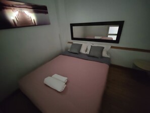 2 chambres, bureau, chambres insonorisées, fer et planche à repasser