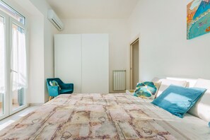 2 quartos, escrivaninha, ferros/tábuas de passar roupa