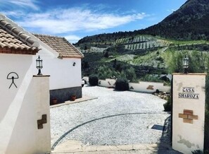Property grounds - Remote mountain villa with stunning views and private pool to sleep up to six (Los Cerricos)
