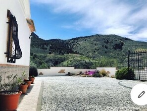 Property grounds - Remote mountain villa with stunning views and private pool to sleep up to six (Los Cerricos)