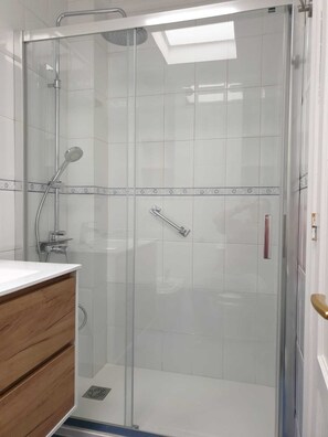 Shower, hair dryer, bidet, towels