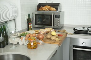 Fridge, microwave, oven, stovetop - Nice apartment Seville center with Free Parking (Sevilla)