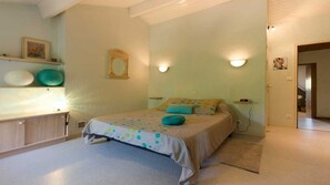 5 bedrooms, iron/ironing board, travel cot, free WiFi