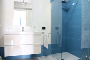 Een douche, een haardroger, handdoeken, zeep