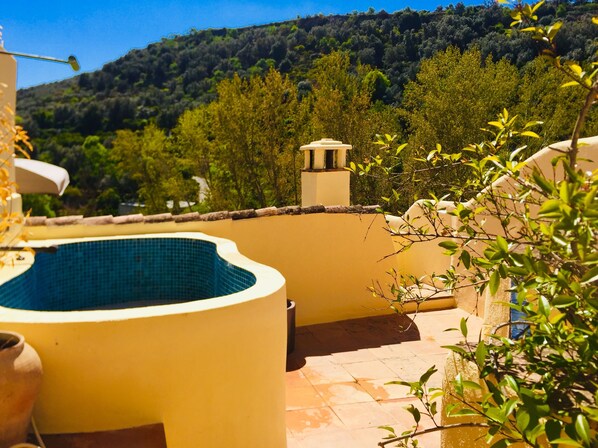 Tina de hidromasaje al aire libre