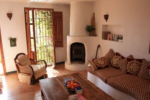 Smart TV, caminetto, libri, videoteca