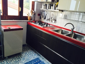 Kühlschrank, Ofen, Herdplatte, Wasserkocher