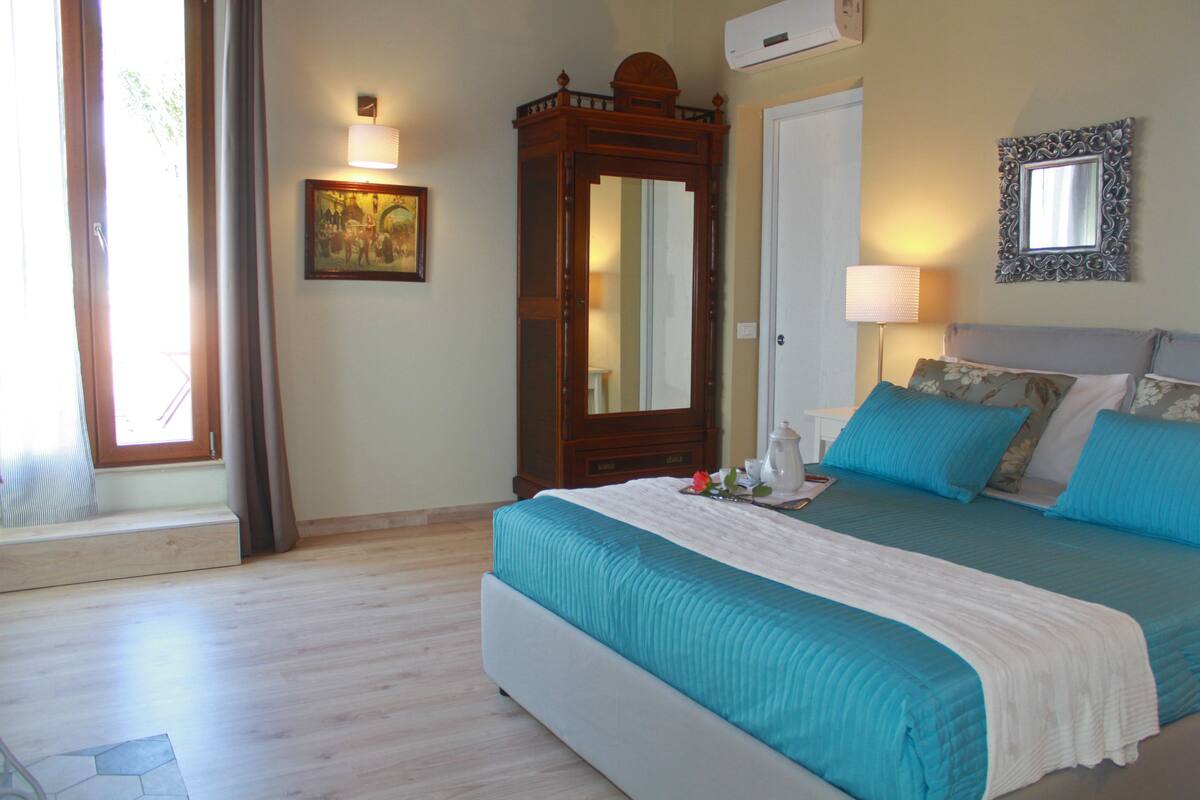 Room (Iris) | Bathroom | Shower, free toiletries, hair dryer