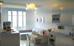 Kylskåp, mikrovågsugn, ugn och spishäll