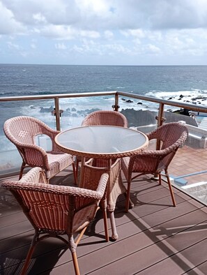 Outdoor dining - In front of the sea with pool and Jacuzzi with sea water, both (Villa de Mazo - Isla de La Palma - Canarias)