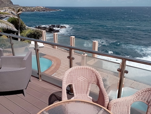 In front of the sea with pool and Jacuzzi with sea water, both
